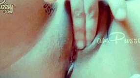 Tío mira esto... closeup de mi amiga amateur frotando coño rapado como loca