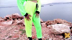 Queen 20ans realizes her threesome fantasy.