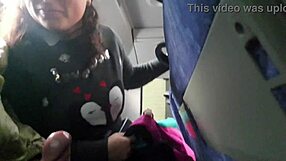 Exhibicionista láká milfku, aby mu kouřila a honila tvrdý klacek v přeplněném autobuse