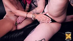 Queen 20ans realizes her threesome fantasy.