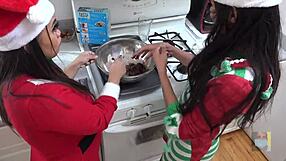 커플과 크리스마스 쿠키 굽기