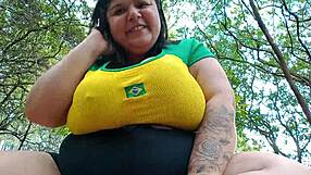 Torcedora Safada Tira a Roupa no Parque, Se Masturba ao Ar Livre com Dildo, Goza Escondida de Medo - Mary Jhuana