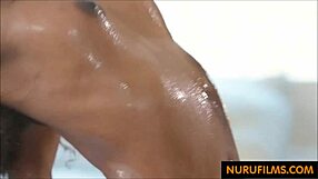 סקס עיסוי בין גזעי עם מעסה אבוני רזה נהיה חם