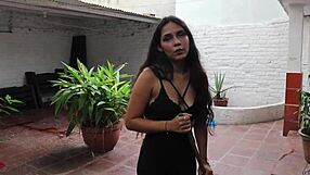 inocente empleada termina siendo seducida por su patr�n y terminan follando en el patio de la casa