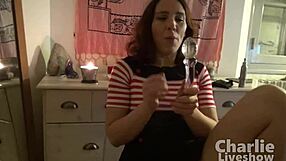 Un Gros Gode En Verre Pour Le Cul De Charlie