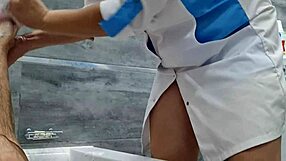 Маћеха игнорише велики курац посинка у купатилу, показује сисе док он дрка