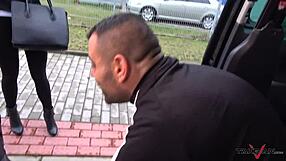 Hardcore sex dobrodružství s doggystyle a cowgirl jízdou na zadním sedadle dodávky