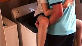 젠장! 섹시한 밀프가 세탁실에서 이웃 남자에게 넘어갔어!