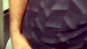 Fanget med at sutte gift mands pik på offentligt toilet