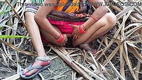 Coppia indiana desi scopa all'aperto nel ranch