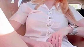 Piękna Tajka pokazuje nagie ciało na zewnątrz w oszałamiającym widowisku