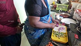 صاحب عاهر يضرب زبه القاسي أمام خادمة بنغالية. هي تشاهد بدهشة