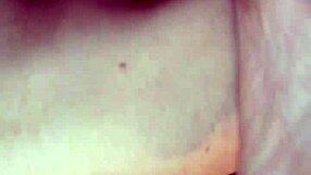 Närbild av Intensiv Orgasm med Stor Kuk som Genomborrar Våt Fitta