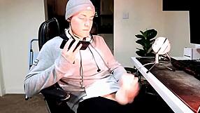 MASTURBATING While On The PHONE With GIRL!