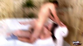 स्पैनिश लड़का बड़ी गांड वाली ब्रूनेट को मुँह में झड़ कर खुश करता है