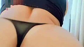 damn, sexy mature slut shows off huge ass in live-streaming