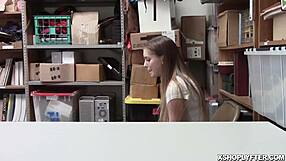 LP tiszt keményen megbünteti a boltlopó tinét az irodában kutyapózban