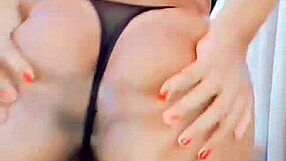 damn, sexy mature slut shows off huge ass in live-streaming