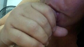 faltei aula para ficar tomando porra do vizinho casado da leitinho para mim da