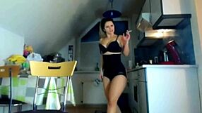 sexydea’s bootylicious ass teases in seductive homemade show