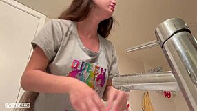 Vyprskne mi na obličej, pak mě pošle na dvorek na voyeurskou zábavu.