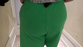 Skrytá kamera špehuje zrelú bacuľatú milfku pri prezliekaní šortiek v kabínke