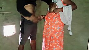 बंगाली हॉट सेक्सी लड़की गांव में सेक्स टॉय के साथ एक्सपेरिमेंट करती है