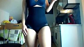 sexydea’s bootylicious ass teases in seductive homemade show