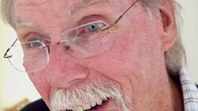 בחורה חמודה שחומה מקבלת סטירות חזקות מסבא הורמונלי