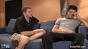 sladki gej vzame trdo rit jebanje z ogromnim kurcem v divji seji