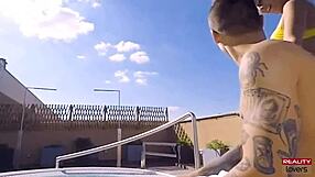 realitylovers - caroline ardolino dalam bikini berjemur dan dijilat di teres