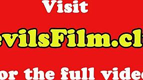 La giovane babysitter cavalca duro il cazzo prima di prenderlo nel culo