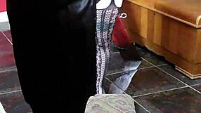 意大利荡妇在皮革中被铐紧在圣安德鲁十字架上剧烈高潮