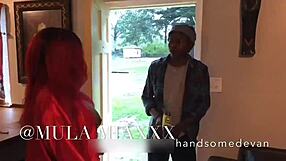 Neagră cu fund mare sună după ajutor