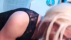 Я так в восторге от этой потрясающей транс-девушки, которая сосёт мой член