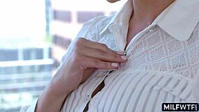 Milf baas met grote tieten en bril regeert het kantoor