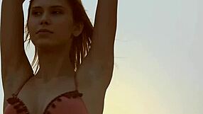 Dört Lezbiyen Arkadaş Sahilde Tahrik Ediyor ve Oynuyor