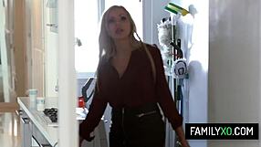 Sexy stemor Nina Elle sprer våt milf-fitte for stesønnens harde støt.