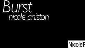 Vroča Nicole draži svoje telo in muco do intenzivnega vrhunca