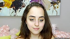 Små bryster cutie smækker vibrator dybt i solo hjemmelavet action