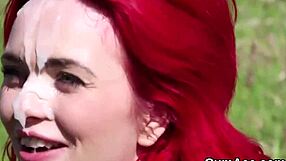 Consegue aguentar essa porra na cara? A modelo safada pergunta engolindo o gozo