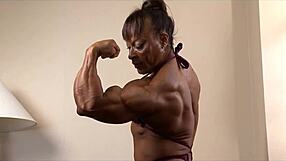 Wanita Berotot Fleks Biceps Tampilan Kekuatan Mentah