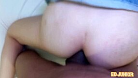 เย็ดสาวรัดรูปกางเกงยีนส์แน่นๆ ไม่ใส่ถุงยาง