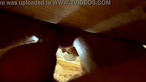 Musklad kille bankar silikon-sexdocka i bastun