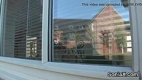 不忠的英国成熟女士索尼娅在现实中露出巨大奶子