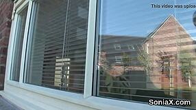 불륜하는 영국 성숙한 레이디 소니아, 리얼리티에서 거대한 가슴 공개