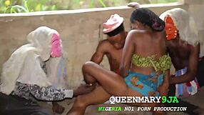 Kulturowy dzień staje się parny z ebony milf w mokrej akcji na zewnątrz