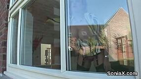 불륜하는 영국 성숙한 레이디 소니아, 리얼리티에서 거대한 가슴 공개