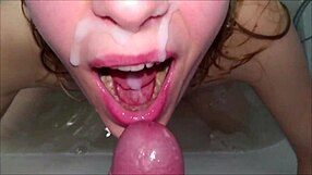 Posedlá dvojitým dildem v koupelně pro trénink cum sluts