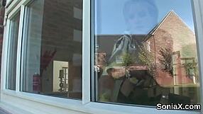 不忠的英国成熟女士索尼娅在现实中露出巨大奶子